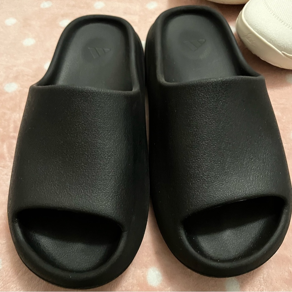 Yeezy men slides
